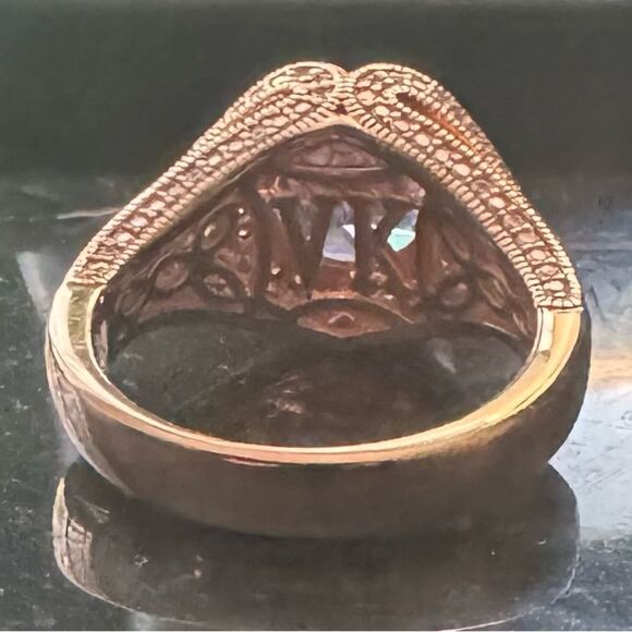 Gorgeous designer ring . Lavender and white CZ set in Rose gold over silver - Picture 5 of 7